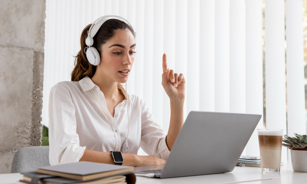 Becas del 60 % para maestrías online en España