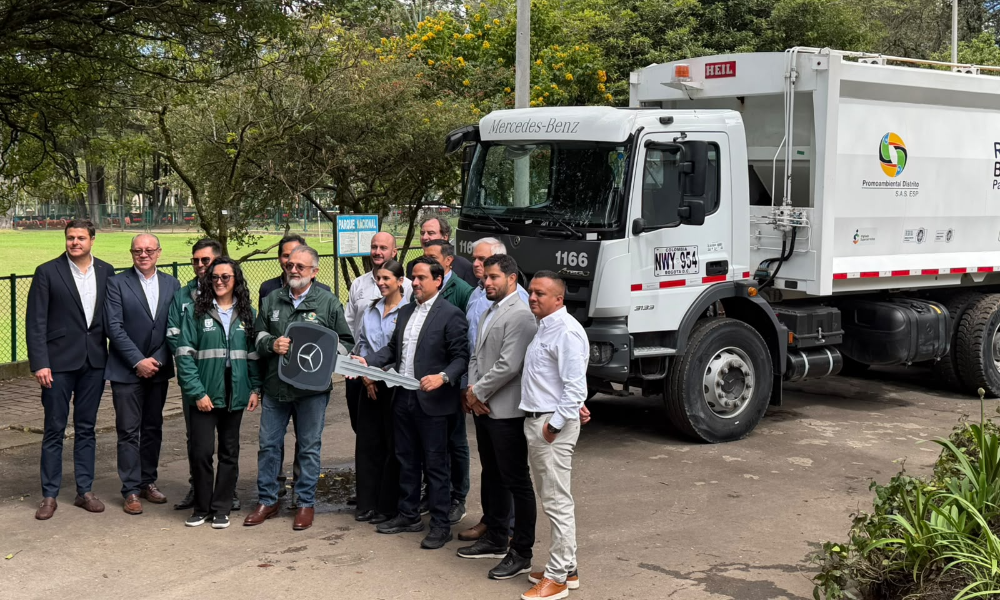 Divemotor entrega 45 camiones Mercedes-Benz a Promoambiental Distrito para fortalecer la recolección de residuos en Bogotá
