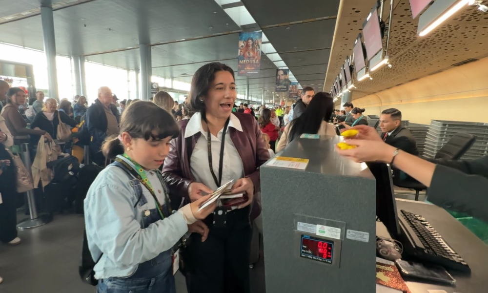 Emirates realiza en El Dorado el primer ensayo de viaje en Colombia para personas dentro del espectro autista