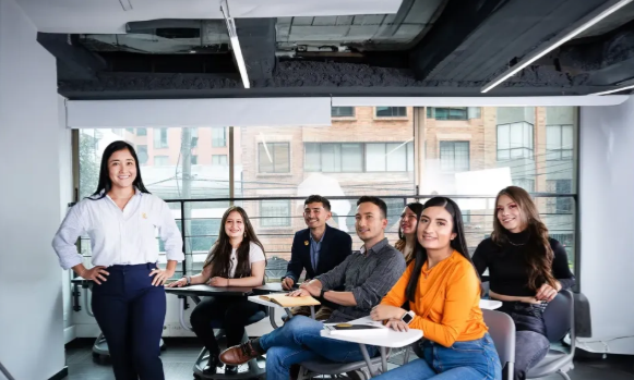 Profesionales con posgrado ganan casi el doble en Colombia, pero solo el 5 % de la fuerza laboral accede a este nivel