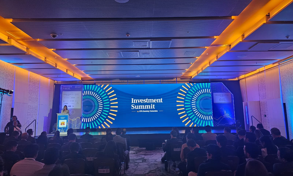 Aswath Damodaran encabezó el Investment Summit de CFA Society Colombia para debatir sobre Inteligencia Artificial y Valoración Financiera