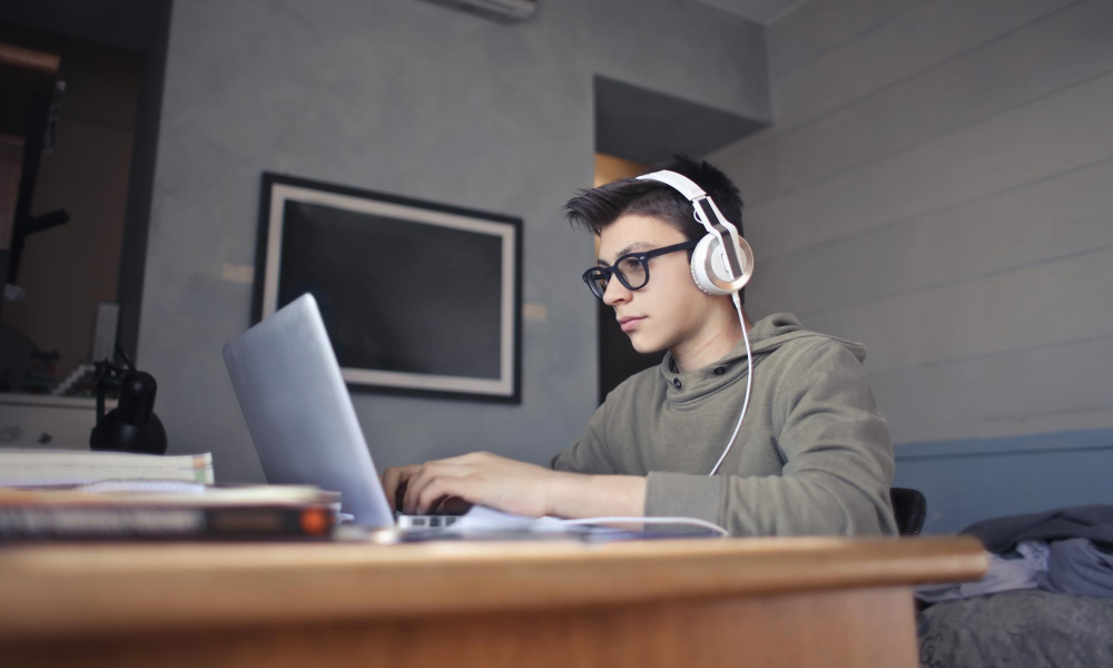 ¿Se aprende menos en clases online de idiomas? Claves de efectividad y métricas de adopción en Colombia